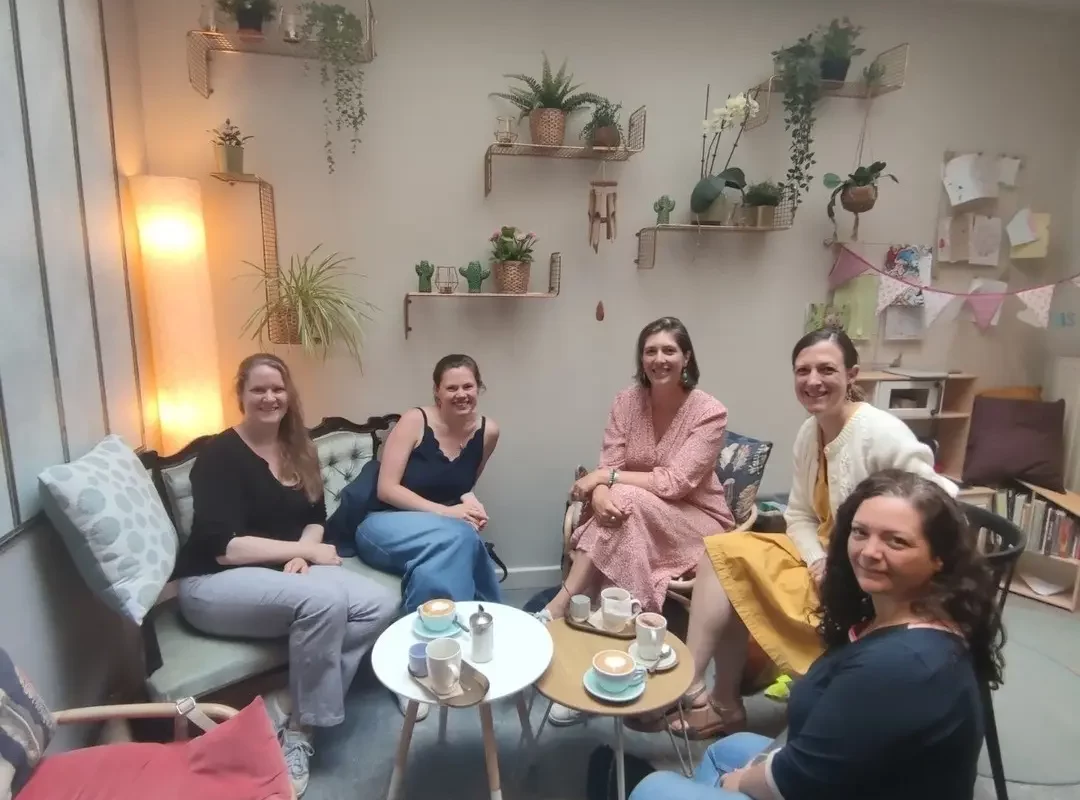 5 femmes autour d'un café